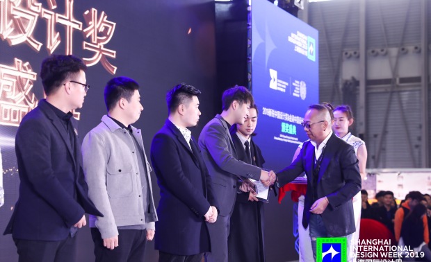 在本次上海国际设计周，隆重发布了未来之星中国设计奖、新锐中国设计奖、金梁中国设计奖城际榜单、省际榜单、全国榜单。蔡鸣先生作为评审专家为各优秀获奖者颁奖。