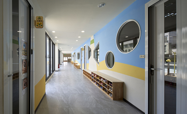 
走廊

走廊以缤纷色彩和弧线点缀，不仅呼应建筑外观造型，更彰显幼儿园柔润温和的形象，令教学场域在自然天光、天壁柔光的托映下，呈递轻盈和缓的氛围。
