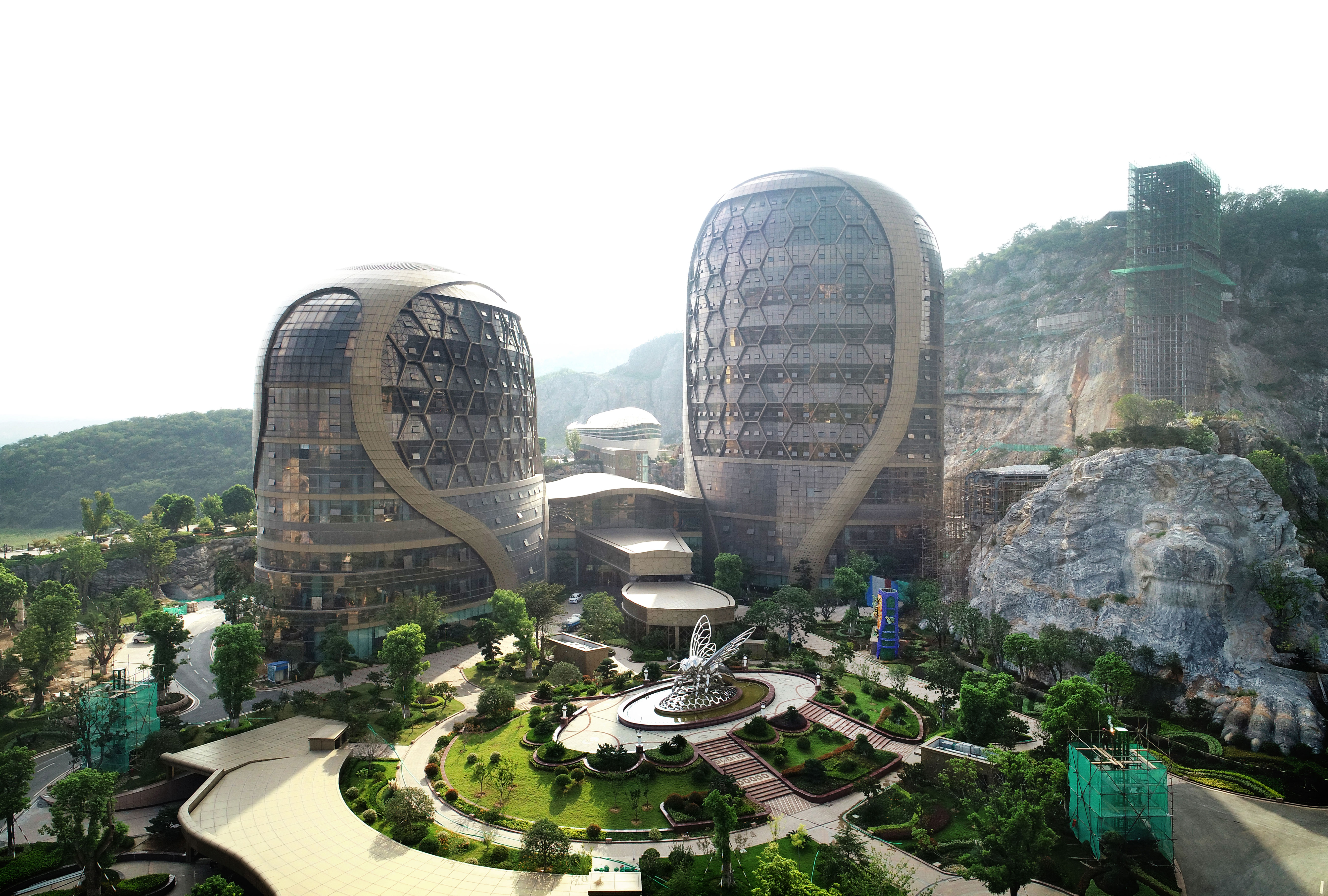 【首发】投资30亿的南京蜂巢酒店正式开业！被称为外星人基地！_设计