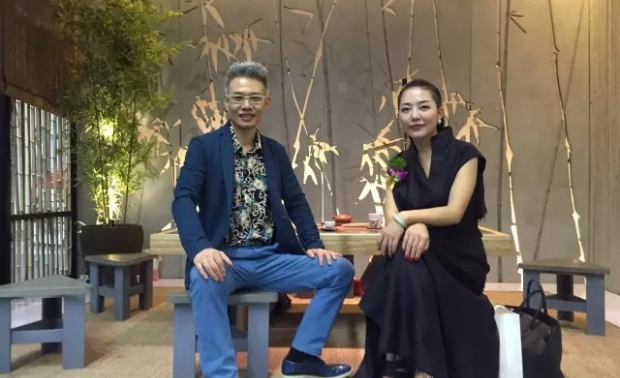 ▲著名设计师、艺术家洪忠轩先生（左）在《竹·语·茶》空间与梓晴交流合影