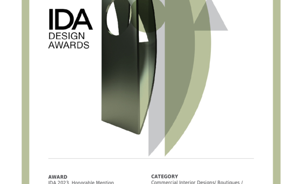 本文由OPEN编辑部撰写

美国IDA 国际设计大奖（International Design Awards），旨在表彰「设立新标准」与「突破室内设计界限」、「改变人们生活和工作空间」的优秀设计师及团队。以创新性、实用性和发展性等多种面向为评选标准，发掘建筑、室内设计、产品设计、平面设计和时尚方面的新兴人才，每年吸引来自数十个国家的顶尖设计者，竞相角逐此项权威大奖！

太空舱般的银白空间划过一抹鲜红，御坊室内设计 张博昱 设计总监 结合机车精品的品牌形象，运用线灯、铁件及流线造型打造具速度感的特色商空《劲速极境》，完美融合商品和空间的设计，令本届赛事评审留下深刻印象，获颁「Honorable Mention」荣誉，打响国际知名度！
