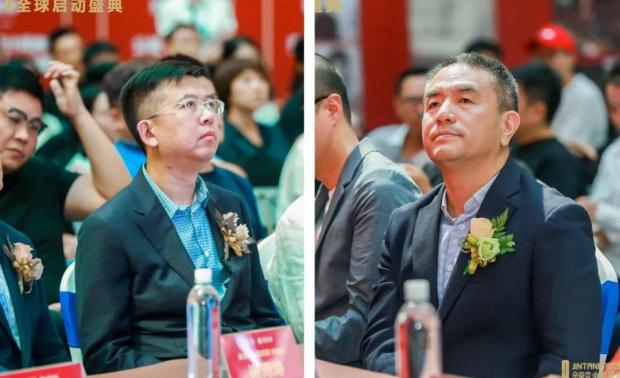 ▲左起：居然之家集团副总裁解涛先生
金堂奖全国联盟创始人谢海涛先生

