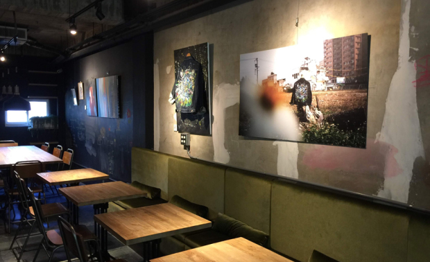 （图）黑羊咖啡厅外观与内部座位区，牆面陈列各项艺术作品。
