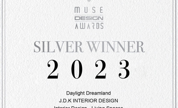 
本文由OPEN编辑部撰写

MUSE Design Awards由历史悠久的国际奖项协会International Awards Associates（IAA）主办，以发掘全球设计缪思为宗旨，为建筑、室内、时尚等领域提供全面的发光舞台，每年严格的评分标准，吸引国际知名品牌与设计师争相参与。

2023年MUSE Design Awards共收到来自一百零八个国家、超过七万五千份的参赛作品，并由逾两百位专业评审进行遴选，可谓最具影响力的国际奖项之一，而IAA发言人Thomas Brandt指出，「于2023年MUSE大赛胜出的获奖作品，其精緻程度与作品的完成度及深度，皆象徵着创意及设计行业的最佳表现。」他补充说：「IAA讚扬所有参赛者对工艺的奉献，并希望他们不断用热情进一步扩大创造力和设计的极限。」

于家宅作品《日光简居》中，震腾设计 林乔立 设计总监 规划宽敞相通的客、餐厅，为家宅引入充足日光，也便于父母照看年幼孩童，另于电视牆旁规划一面整合料理家电的收纳柜，打造整洁便利的烹饪空间，兼顾实用性与简约美学的设计，荣获2023 MUSE Design Awards「银奖」佳绩，展现品牌实力！
