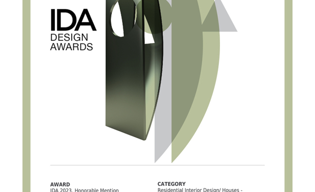 
本文由OPEN编辑部撰写

美国IDA国际设计大奖（International Design Awards），旨在表彰「设立新标准」与「突破室内设计界限」、「改变人们生活和工作空间」的优秀设计师及团队。以创新性、实用性和发展性等多种面向为评选标准，发掘建筑、室内设计、产品设计、平面设计和时尚方面的新兴人才，每年吸引来自数十个国家的顶尖设计者，竞相角逐此项权威大奖！

之馀设计 李宜家 设计总监 配合此案作为度假宅及屋主多元的兴趣，将两间卧房外的房间重划为设备精良的影音室与游戏室，搭配公领域飘散东方韵味的泡茶区、时髦冷冽的质感吧台，共筑契合业主嗜好的精美之作《悦闲居》，喜迎2023 IDA Design Awards「Honorable Mention」奖项，再缔非凡佳绩！
