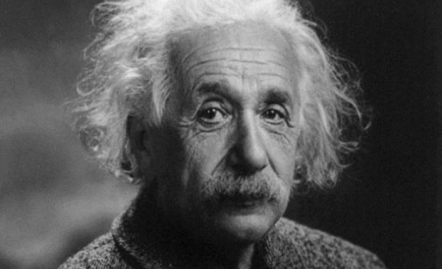 ▲爱因斯坦的外形和夸张凌乱的头发，表面看是一种范，实际上内心丰富的人不会过多的在意自己的外表。他们的精力全部用在了丰富的内心上面，他们的作品怎能不极致。
