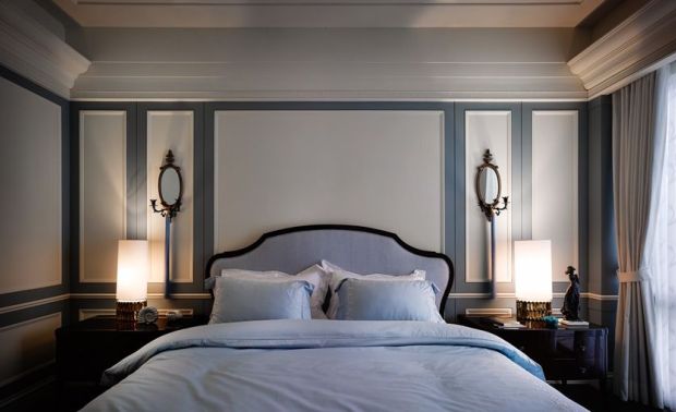 （图）主卧室内，设计师将线条意趣融入西方线板作为主牆，且并陈象徵高雅的贵族粉蓝与一对明镜，抽取东西之美铺垫安眠睡意。