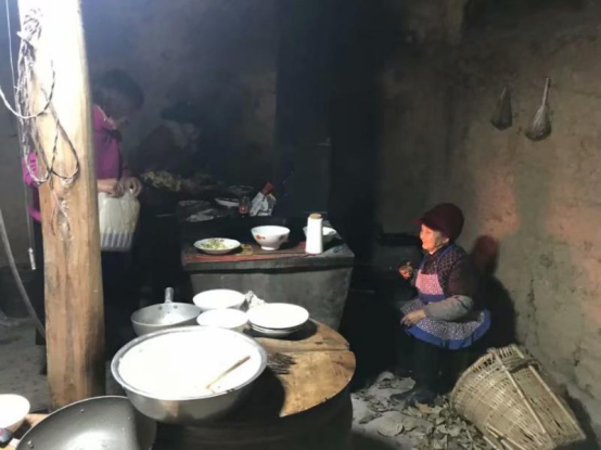 巴蜀之地农村独有的灶台，承载了太多生活的美好时光，每天父母烧制的美食是赵总至今的回忆，无论城市生活多么美好，最忆还是那最熟悉的妈妈味道！美好生活、生活美好。