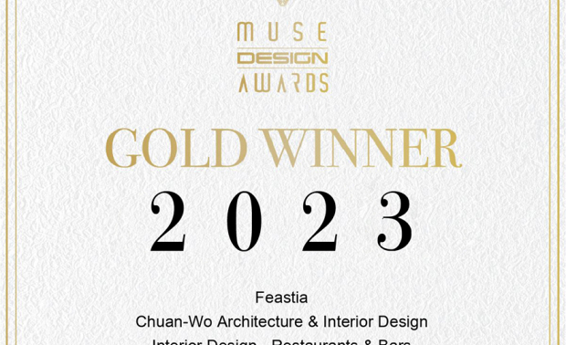 本文由OPEN编辑部撰写

MUSE Design Awards由历史悠久的国际奖项协会International Awards Associates（IAA）主办，以发掘全球设计缪思为宗旨，为建筑、室内、时尚等领域提供全面的发光舞台，每年严格的评分标准，吸引国际知名品牌与设计师争相参与。

2023年MUSE Design Awards共收到来自一百零八个国家、超过七万五千份的参赛作品，并由逾两百位专业评审进行遴选，可谓最具影响力的国际奖项之一，而IAA发言人Thomas Brandt指出，「于2023年MUSE大赛胜出的获奖作品，其精緻程度与作品的完成度及深度，皆象徵着创意及设计行业的最佳表现。」他补充说：「IAA讚扬所有参赛者对工艺的奉献，并希望他们不断用热情进一步扩大创造力和设计的极限。」

川沃设计 谢旻轩 JASON 设计总监 于商空作品《飨》中，採用大片粗犷石皮铺陈用餐区，与对侧工整的方圆造型砖呈现对比之美，中央长型吧台则作为两方之间的平衡地带，象徵中庸之道的自适禅意，飘逸闲静的艺韵之作深受评审团锺意，喜迎2023 MUSE Design Awards「金奖」荣誉！
