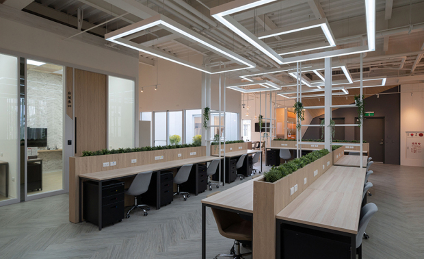 
绿景相伴 可喜办公室

作为一处商办空间，咏絮团队分别规划开放式办公区和独立办公室，供使用者依需求自由运用，并将「舒适」和「高办公品质」的核心概念以现代设计语彙表现，藉由不作天花板、保留管线的工业风格搭配几何造型灯具和铁件，予人专业俐落的感受，同时，地坪、办公桌及门片选用木纹呈现，平衡冷冽线条与纯白带来的无机感，佐以植栽引入自然绿意，为场域更添温度，营造每一位办公者皆能专注投入的惬意氛围。
