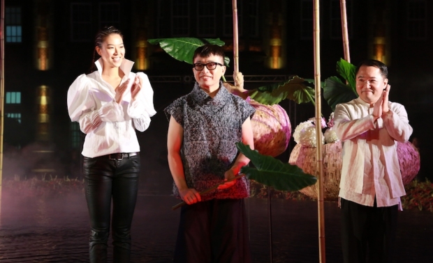 （图）朱永安老师在《Showcase艺花衣世界》动态展上展现花艺张力