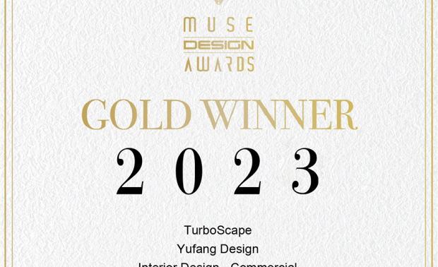 本文由OPEN编辑部撰写

MUSE Design Awards由历史悠久的国际奖项协会International Awards Associates（IAA）主办，以发掘全球设计缪思为宗旨，为建筑、室内、时尚等领域提供全面的发光舞台，每年严格的评分标准，吸引国际知名品牌与设计师争相参与。

2023年MUSE Design Awards共收到来自一百零八个国家、超过七万五千份的参赛作品，并由逾两百位专业评审进行遴选，可谓最具影响力的国际奖项之一，而IAA发言人Thomas Brandt指出，「于2023年MUSE大赛胜出的获奖作品，其精緻程度与作品的完成度及深度，皆象徵着创意及设计行业的最佳表现。」他补充说：「IAA讚扬所有参赛者对工艺的奉献，并希望他们不断用热情进一步扩大创造力和设计的极限。」

御坊设计 张博昱 设计总监 于作品《藏．韵》中，以弧形天花板象徵流水、拼接石板寄寓靠山，结合大片落地窗迎接光与风入室，替家宅注入「风生、水起、光亮」的聚财意象之馀，营造内敛风雅的居家画面；商空《劲速极境》则将贩售机车精品的品牌形象化作实体，运用线灯及线条造型打造流畅速度感，搭衬代表车身的铁件，及彷拟椅垫纹理的黑白布纹系统板，共创明亮时尚的场域。两者分别荣获2023 MUSE Design Awards的铂金和金奖荣耀，令品牌于国际大放异彩！

