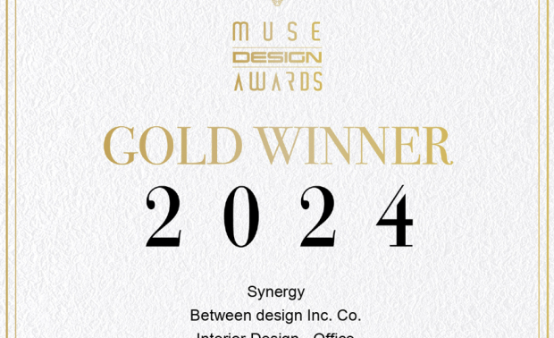 
本文由OPEN编辑部撰写

MUSE Design Awards由历史悠久的国际奖项协会International Awards Associates（IAA）主办，以发掘全球设计缪思为宗旨，为建筑、室内、时尚等领域提供全面的发光舞台，每年严格的评分标准，吸引国际知名品牌与设计师争相参与。

2024年MUSE Design Awards共收到来自一百一十二个国家、超过十万份的参赛作品，并由逾两百位专业评审进行遴选，可谓最具影响力的国际奖项之一，而IAA发言人Thomas Brandt指出，「于2024年MUSE大赛胜出的获奖作品，其精緻程度与作品的完成度及深度，皆象徵着创意及设计行业的最佳表现。」他补充说：「IAA讚扬所有参赛者对工艺的奉献，并希望他们不断用热情进一步扩大创造力和设计的极限。」

呼应品牌注重天然与环保的宗旨，之馀设计 李宜家 设计总监 以企业主色的深蓝色调搭配丰富植物图样，为商空引入自然生机，并採用无缀饰、低碳装修手法，将永续信念化为行动；舒适俐落的工作场域《Synergy》获得本届评审团青睐，夺得2024 MUSE Design Awards金奖！
