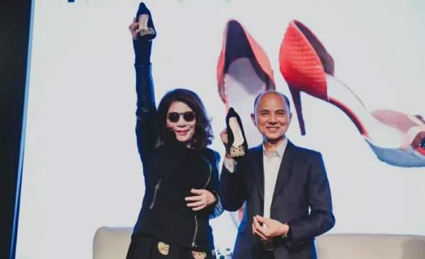 论坛开始前Jimmy Choo OBE 为陈文茜赠送了一双专门为她设计的鞋。
