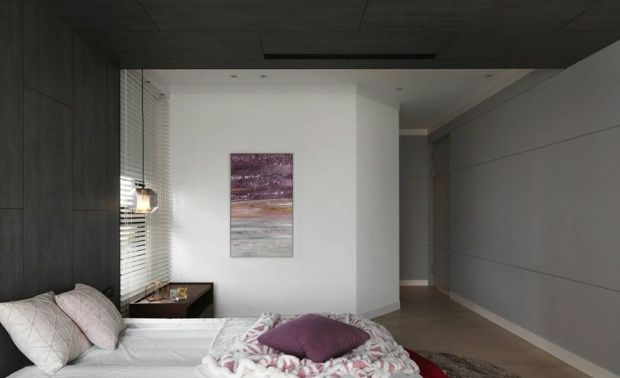 （图）主卧入口採用特殊的折线设计，利于援引光线进入暗处，而从床铺背牆搭建起的L型架构，以延伸牆面或天花板的概念，模煳天与壁的关係，放大空间感受。