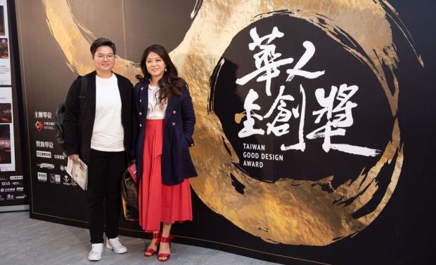 （图）弄木人文空间 庄舒云 Joye 设计总监、刘文婷 Celine总经理 在展板前留下合影。