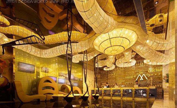 酒店中，明亮的金黄色成为了空间内部的主要色调，空间内多处都设置了巨型装置灯饰，内嵌金黄色的灯光，在镜面的映衬下，营造了一种现代时尚、超前新颖的主题酒店空间形态，身在空间中，无处不能感受到酒店的品质与魅力。