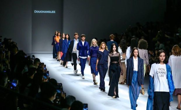 （图）DOUCHANGLEE受邀参加上海时装週，以《讯号溷调》作为2019春夏主题，为时尚界引爆话题。