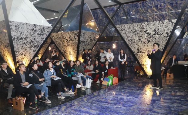 （图）格纶设计 虞国纶 设计总监 在博德创意展馆进行「灯光・调味」的演说，现场座无虚席。