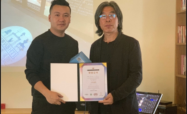 张洪春老师为青岛知名设计师 孙放 颁发证书。