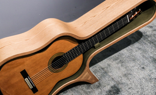 精巧的吉他架与家具的结合，一款“有声音”的家具。