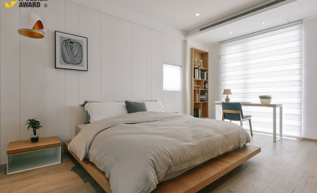 ▲孩童房之一为日式简约风，以木製卧榻作床铺，并搭配「鸟屋」造型的床头吊灯，创造生动有趣的空间个性。
