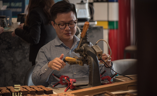 （图）今日更邀请到顶级皮革工艺大师林翊翔Shiang，现场为前150名宾客，客製手工皮革行李吊牌，让人备感艾立思的用心与贴心。