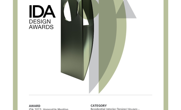 
本文由OPEN编辑部撰写

美国IDA国际设计大奖（International Design Awards），旨在表彰「设立新标准」与「突破室内设计界限」、「改变人们生活和工作空间」的优秀设计师及团队。以创新性、实用性和发展性等多种面向为评选标准，发掘建筑、室内设计、产品设计、平面设计和时尚方面的新兴人才，每年吸引来自数十个国家的顶尖设计者，竞相角逐此项权威大奖！

结合业主对孝亲、育儿及社交的日后考量，峥嵘设计 廖峥 廖嵘 设计师 将自然孕育万物的意象融合家宅，透过色调柔和的大理石纹与间接照明，表现出《山岚晨光》的薄明朦胧之美，此化虚为实的杰出手法，受此次赛事评审瞩目，收穫「Honorable Mention」佳绩！
