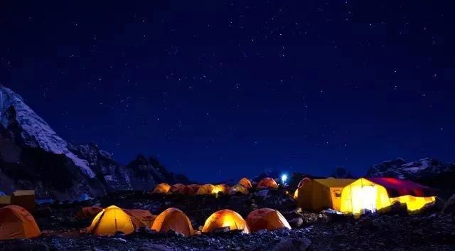 珠峰大本营
大本营（EBC，Everest Base Camp）位于
海拔5334米

