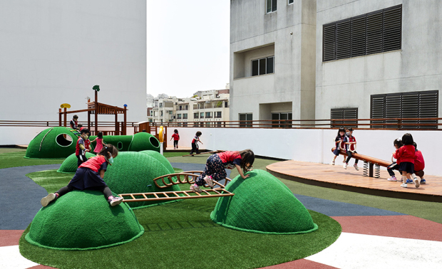 
户外活动区

思及幼儿园不定期举办活动，一楼开阔的广场便于园方弹性使用，同时善用顶楼空间，规划为设施丰富的游戏场，给予孩子们一处自由跑跳的小天地。
