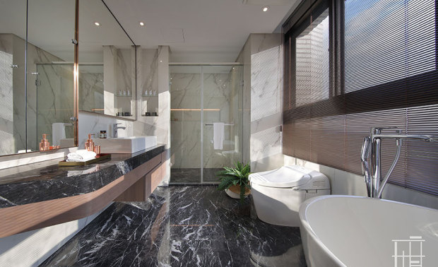  （图）浴室运用黑白灰交叠，配以金属镜框、窗框细节，加上细版铝百叶，不仅使空间视觉放大，也能于泡澡时享受窗外风景。
