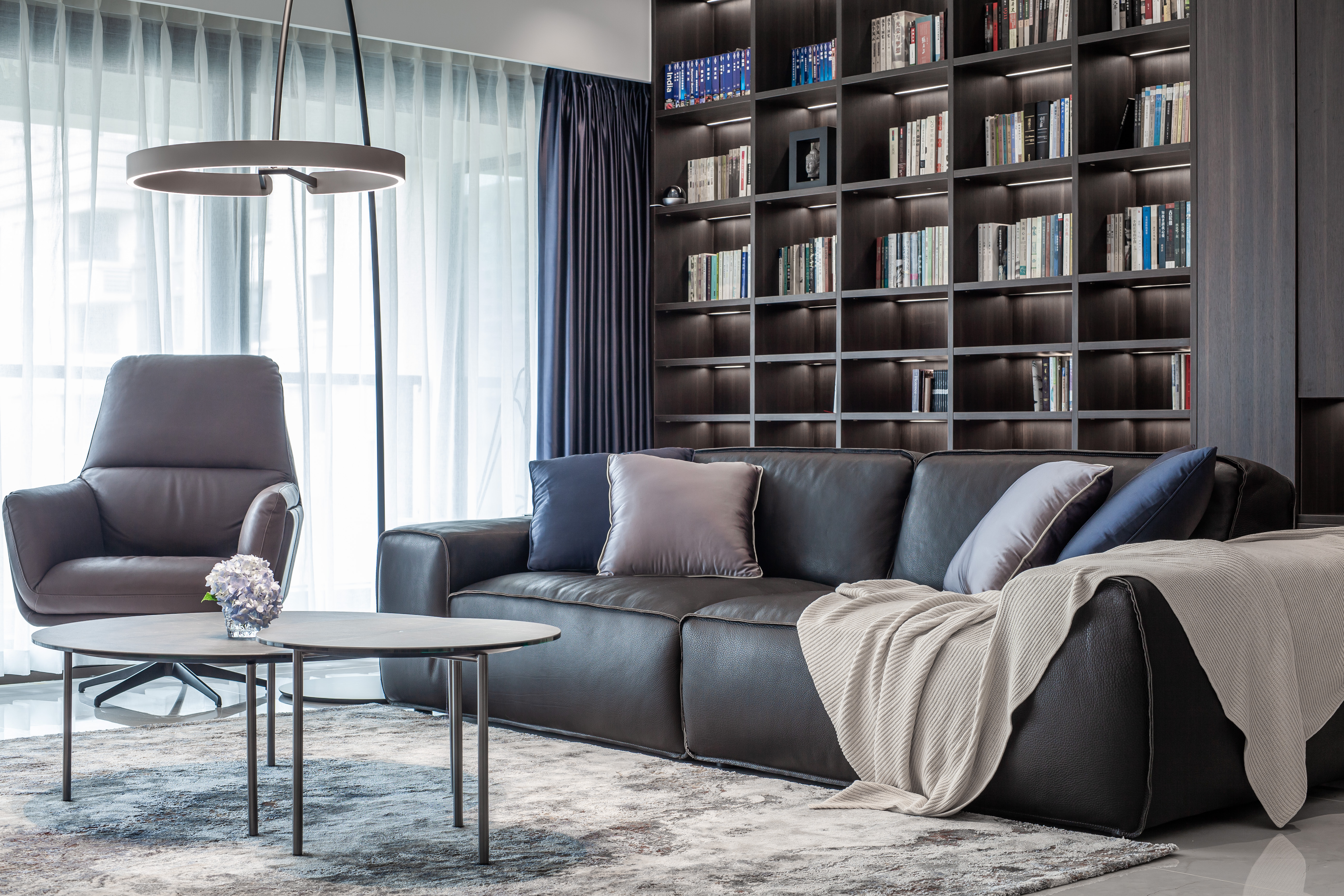 大胆的做了将厨房,餐厅,客厅,书吧全部融入其中的开放性空间 也特别